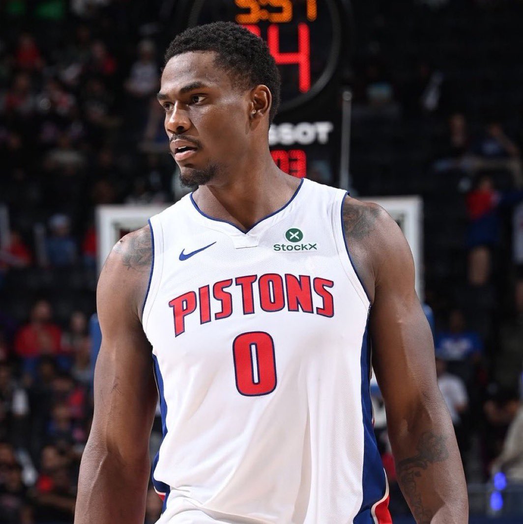 brasilcoast2's tweet photo. ⚠️ ATUALIZAÇÃO CASO JALEN DUREN:

- O pistons tem ATÉ AMANHÃ para renovar com Duren ou dar a qualifying offer pra ele.

- Cade Cunningham diz que o time espera ele de braços abertos e que ainda acredita no amigo.

- Mas Duren NÃO fala com o GM do time tem MESES.

- Duren se sentiu desrespeitado pelo GM ter comparado ele com Zion Williamson como um atleta gerando problemas.

- Existe a possibilidade de Duren não jogar no começo da temporada de propósito.

- Cresce a expectativa para que ele assine sua qualifying offer de 9.6 milhões, jogue 1 temporada pelo time e vire agente livre irrestrito, abandonando o Pistons.

🗞️ - @SIChrisMannix // @ShamsCharania // @MarcJSpears // @HunterPatterson