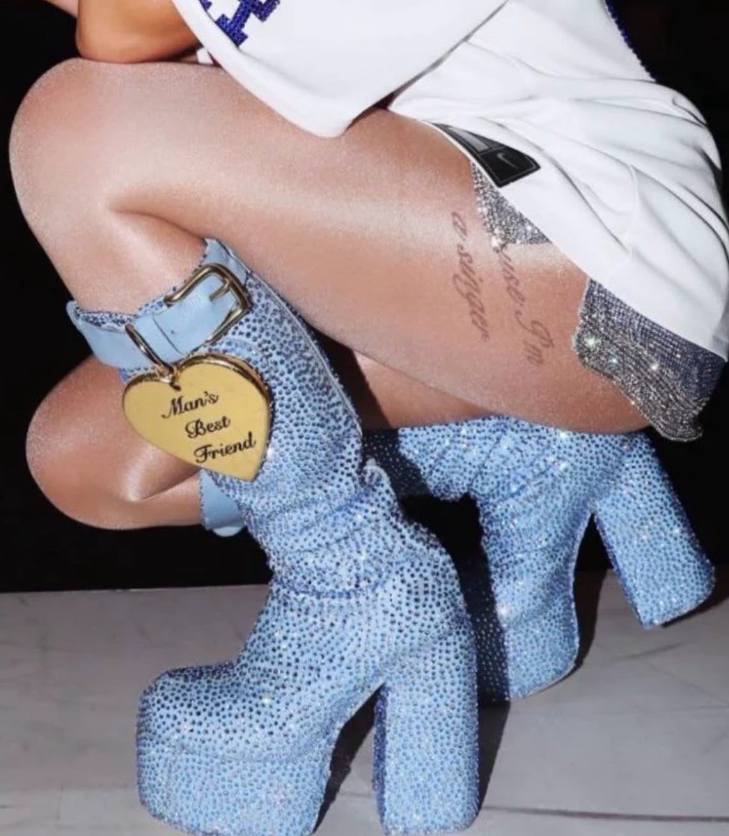 centralsns's tweet photo. sobre reconhecer quem é a diva pop só pelas botas https://t.co/mdd8AP7Th2