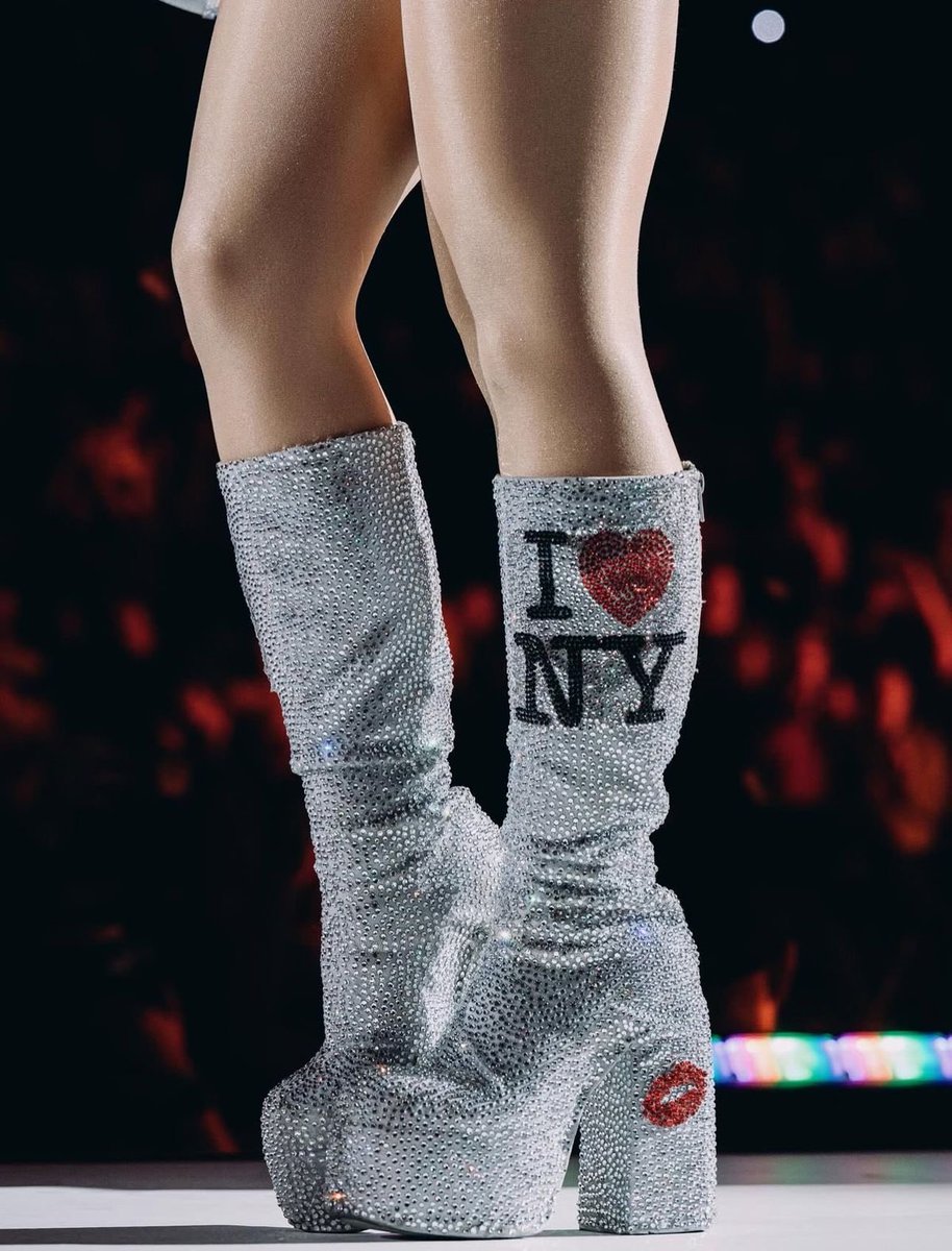 centralsns's tweet photo. sobre reconhecer quem é a diva pop só pelas botas https://t.co/mdd8AP7Th2