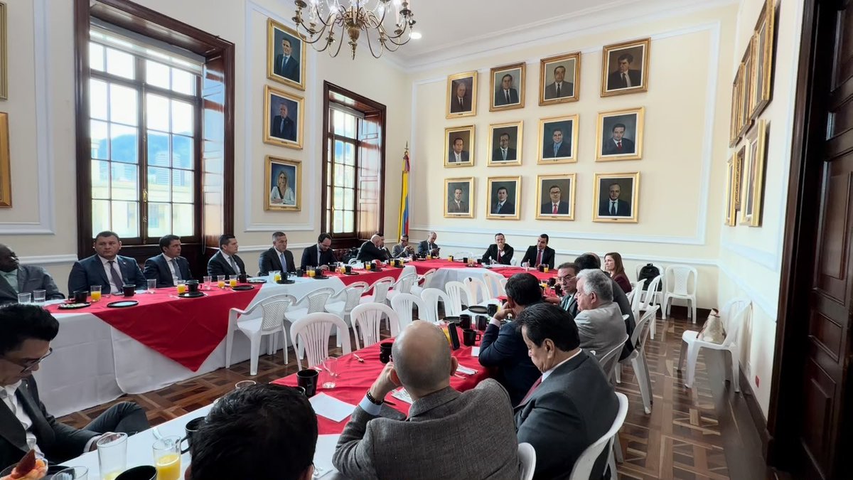 SecreCamaraCol's tweet photo. 📌 El secretario General, @MiguelASanchezV, participa en el encuentro de la bancada del @PartidoLiberal con el ministro de Vivienda, @soyjaimeandres, en un espacio de diálogo sobre temas de interés nacional. https://t.co/BjvCU6DLK2