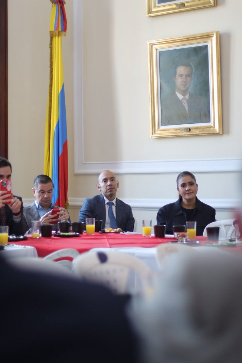 SecreCamaraCol's tweet photo. 📌 El secretario General, @MiguelASanchezV, participa en el encuentro de la bancada del @PartidoLiberal con el ministro de Vivienda, @soyjaimeandres, en un espacio de diálogo sobre temas de interés nacional. https://t.co/BjvCU6DLK2