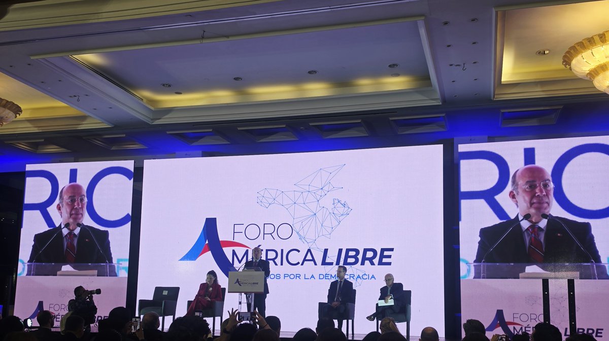 DeniseMeadeG's tweet photo. Foro América Libre: la libertad no se negocia

En un México donde el crimen organizado avanza y la democracia enfrenta horas decisivas, reunirse para defender la libertad no es un gesto simbólico: es una obligación ciudadana.

Felipe Calderón lo dijo sin rodeos: “El verdadero enemigo es el crimen organizado, no la oposición”. Andrés Pastrana recordó la experiencia colombiana frente a Pablo Escobar. Dos advertencias para quienes prefieren distraer, dividir o intimidar: el silencio nunca ha derrotado al crimen ni salvado una democracia.

México necesita ciudadanos de pie, instituciones firmes y Estado de derecho. Porque cuando la libertad se encoge, el poder y el miedo ocupan su lugar.

Quienes defendemos la libertad y la democracia desde hace años nos dimos cita aquí. No bajaremos la guardia frente a un régimen que consideramos criminal.

#ForoAmericaLibre