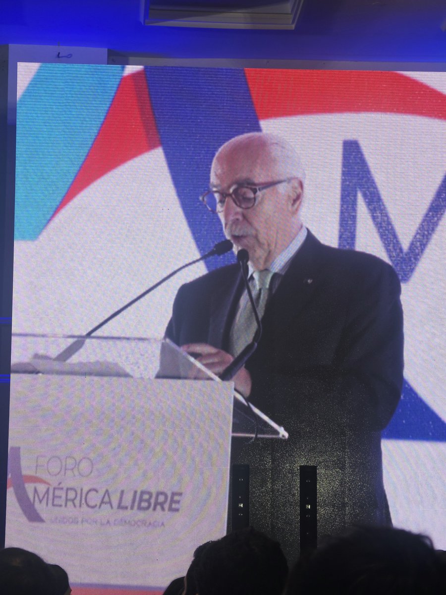 DeniseMeadeG's tweet photo. Foro América Libre: la libertad no se negocia

En un México donde el crimen organizado avanza y la democracia enfrenta horas decisivas, reunirse para defender la libertad no es un gesto simbólico: es una obligación ciudadana.

Felipe Calderón lo dijo sin rodeos: “El verdadero enemigo es el crimen organizado, no la oposición”. Andrés Pastrana recordó la experiencia colombiana frente a Pablo Escobar. Dos advertencias para quienes prefieren distraer, dividir o intimidar: el silencio nunca ha derrotado al crimen ni salvado una democracia.

México necesita ciudadanos de pie, instituciones firmes y Estado de derecho. Porque cuando la libertad se encoge, el poder y el miedo ocupan su lugar.

Quienes defendemos la libertad y la democracia desde hace años nos dimos cita aquí. No bajaremos la guardia frente a un régimen que consideramos criminal.

#ForoAmericaLibre
