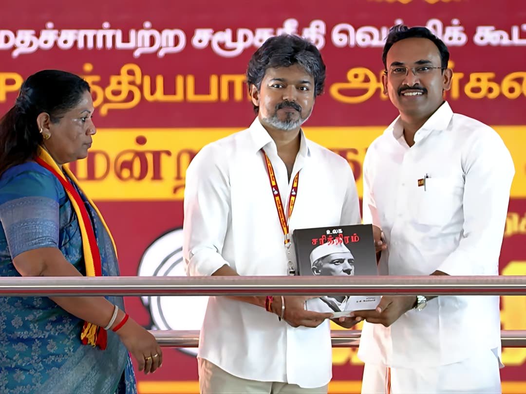 arunraajkg's tweet photo. அமராவதி நதிக்கரையில் எழுந்த அன்புப் பெருங்கடல்! 

பஞ்சும் நெசவும் தன் வியர்வையால் நனைக்கும் தாராபுரத்தின் தன்மான மண்ணிலே...

கோடிக்கணக்கான தமிழர்களின் இதயத் துடிப்பு, எங்கள் உயிர்த் தலைவர், தமிழகத்தின் மாண்புமிகு முதலமைச்சர் விஜய் அவர்களை நெஞ்சார வரவேற்ற வரலாற்றுத் தருணம்!

எதிர்ப்புகளையும் பொய்ப் பிரச்சாரங்களையும் சுக்குநூறாக உடைத்தெறிந்து...
நாங்கள் எதிர்பார்த்த எல்லைகளையெல்லாம் கடந்து, தாராபுரத்து மக்கள் வாரி வழங்கிய இந்தப் பேராதரவு, தமிழக அரசியலின் திசையையே தீர்மானித்துவிட்டது!

மேடையில் நான் பேசிய ஒவ்வொரு வார்த்தைக்கும் மக்கள் தந்த எழுச்சியும்...
நம் தலைவரைக் கண்டதும் பல்லாயிரக்கணக்கில் திரண்ட தாய்மார்களும் இளைஞர்களும் எழுப்பிய அந்த இடிமுழக்கக் கரகோஷமும்...
தேர்தலுக்கு முன்பே மக்கள் தீர்ப்பை எழுதிவிட்டது!

தாராபுரத்தில் தவெக-வின் வெற்றி இப்போதே உறுதியாகிவிட்டது!

இது வெறும் தேர்தல் களம் அல்ல;
துரோகங்களை வீழ்த்தி, சமத்துவ சர்க்காரின் கரங்களை இந்த மண் இமயமலை போல் வலுப்படுத்தும் தன்மானப் புரட்சி!

கொங்கு மண்டலம் தமிழக வெற்றிக் கழகத்தின் கோட்டை என்று மீண்டும் ஒருமுறை நிரூபிக்கப் பட்டுள்ளது வெற்றி நமதே! சமத்துவம் வெல்லட்டும்!

#தமிழகவெற்றிக்கழகம்‌ | #TVK | 

@TVKVijayHQ | @TVKPartyHQ | @TVKHQITWingOffl | @BussyAnand |