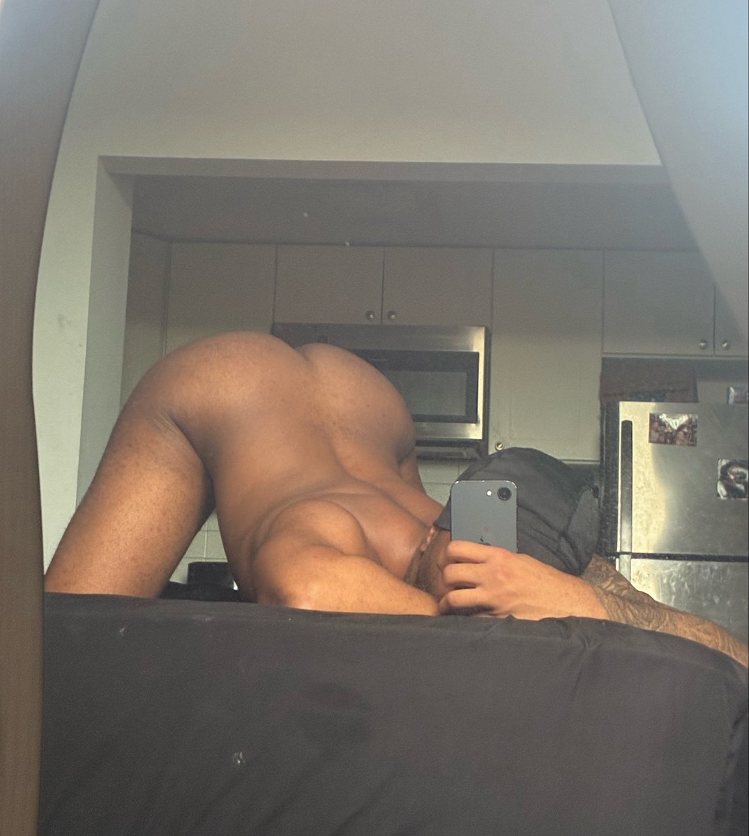 isbroevenreal's tweet photo. RT if you’d put yo kids in my stomach , tryna see sumn https://t.co/DxtiNSjlAP