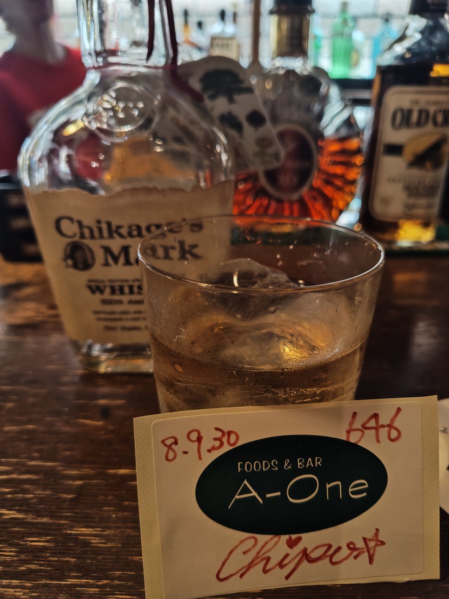 chipotokage's tweet photo. 9/30(水曜日) 646  IWH
元パーソナルコーチから若者連れて行くからと言われ、いつものバーに着いたら、長男と1つ違いの爽やか君だった。なんて気持ちの良い子なんだろう😍いつものハーパーが空いたから入れ��、それとハーパー12年とボウモア15年もご馳走した
#カクテル #ハーパー12年 #ボウモア15年 https://t.co/pzJKjT5lYJ
