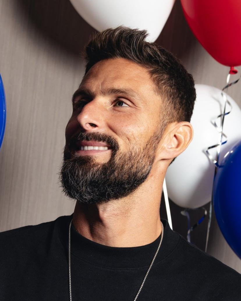 NewsReactLive's tweet photo. Olivier Giroud souffle ce mercredi ses 40 bougies, et il a choisi l’occasion pour se livrer.

Au cœur d'un entretien, l'ex attaquant des bleus a fait savoir qu'il allait mettre "très probablement" fin à sa carrière en tant que joueur.

L’attaquant du LOSC, prépare les esprits à la fin d’une carrière hors normes.