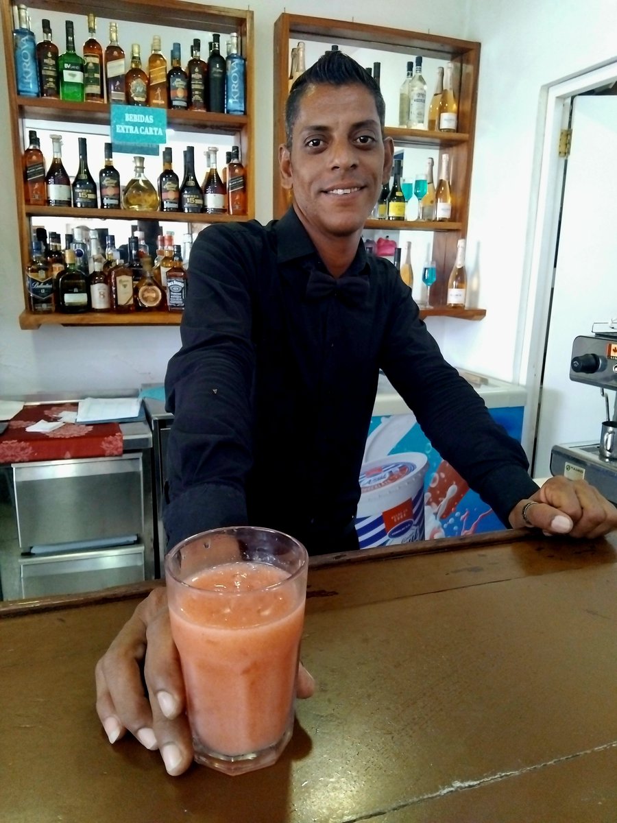 adis_lucia's tweet photo. Un jugo natural refresca el cuerpo, una sonrisa amable alegra el alma.
 La combinación perfecta en @ClubTropicalVro https://t.co/PTAsVZqLGc