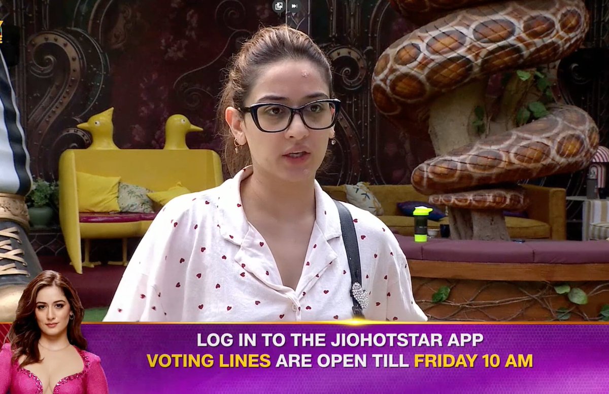 digital_newshub's tweet photo. Uditi: “Ye Aasif mujhe entertainment ka lecture dete hain, but ye khud toh saara din Danaube mein lete rehte hain.” 😂🔥

#BiggBoss20 #UditiSingh #BB20 https://t.co/HlH91aizrY