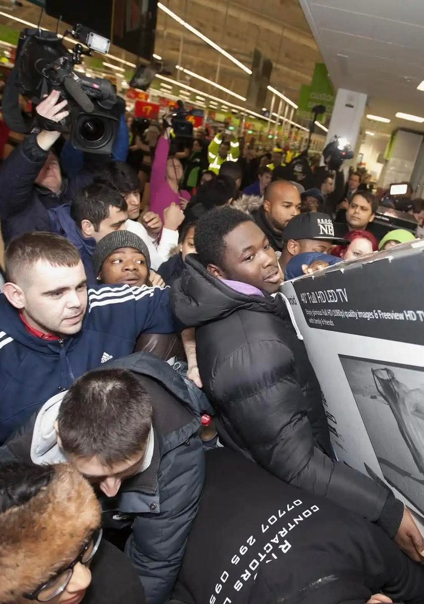 andrewc44104127's tweet photo. Funny comedian Lenny Henry has BLASTED Black Friday calling the name completely RACIST and demanding a global apology. 

Lenny said: ‘The day is nothing to do with discounts it’s about the suppression and denigration of black folk. We want reparations so the items should be free’ he lamented do