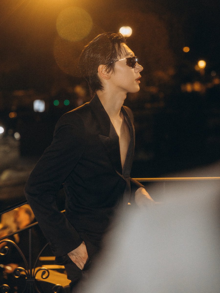 Fridaynight1001's tweet photo. แฝดมังกรหงส์ตระกูลลี้ ที่เค้าบอกว่าเก่งทั้งพี่ทั้งน้องคือคนนั้นเหรอ

คนพี่ดูแลธุรกิจค้าอาวุธ ส่วนคนน้องดูแลธุรกิจบนดินเอาไว้ฟอกเงิน 

TEN AT SAINT LAURENT SUMMER27
#TENforYSLPFW27
#SaintLaurentxTEN https://t.co/RtX8ICSRxx
