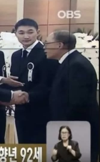 thesoohaa's tweet photo. 이홍구 손주가 코넬대학교 다니는 윈스턴리구나.

복학하고 올 5월 할아버지 장례식때 
손자 역할하며 티비에 나옴. 

군대 제대하고 잘지내고 있네! https://t.co/1qSTIdwjUo