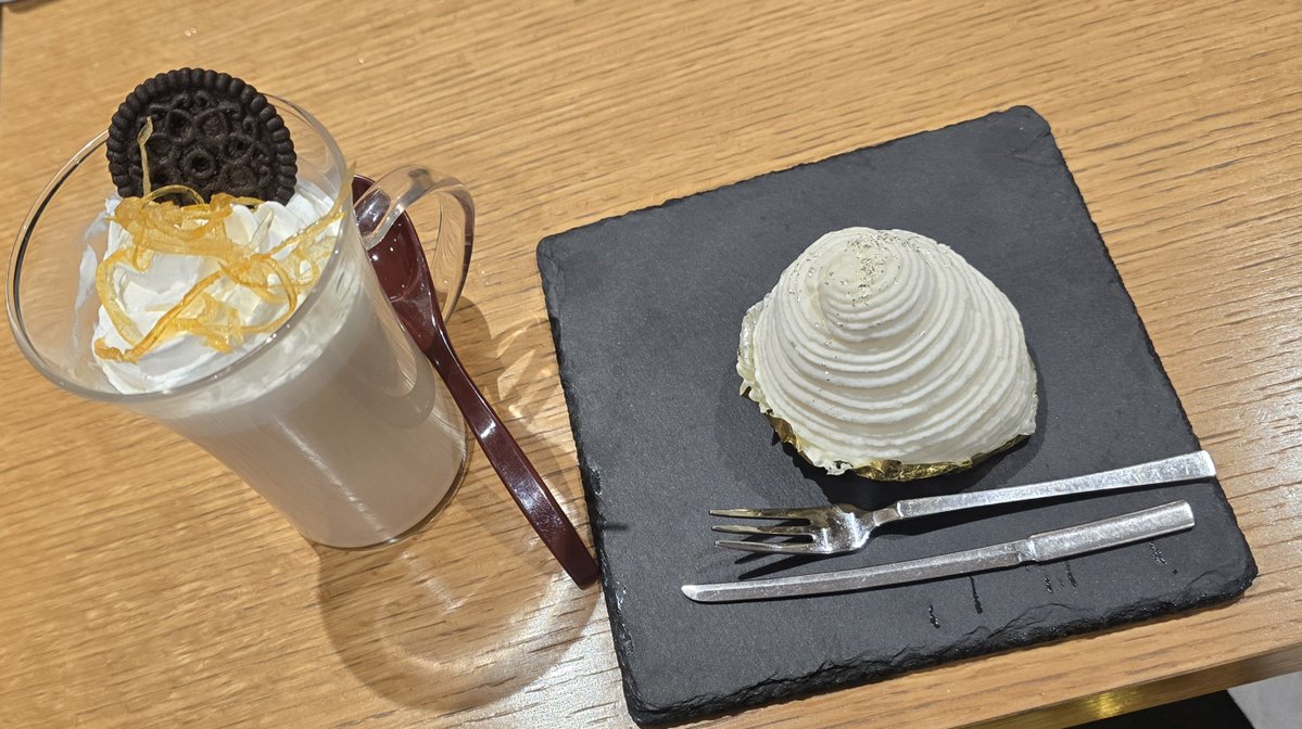 moka_coron's tweet photo. 最近行ったコラボ達
とうらぶカフェとブラクラHUB 
最近のコラボカフェ系のクオリティの高さ凄いよね
昔の着色されたホットミルク(氷砂糖添え)とか飲んでた頃が懐かしい https://t.co/iVnKuqe6NW