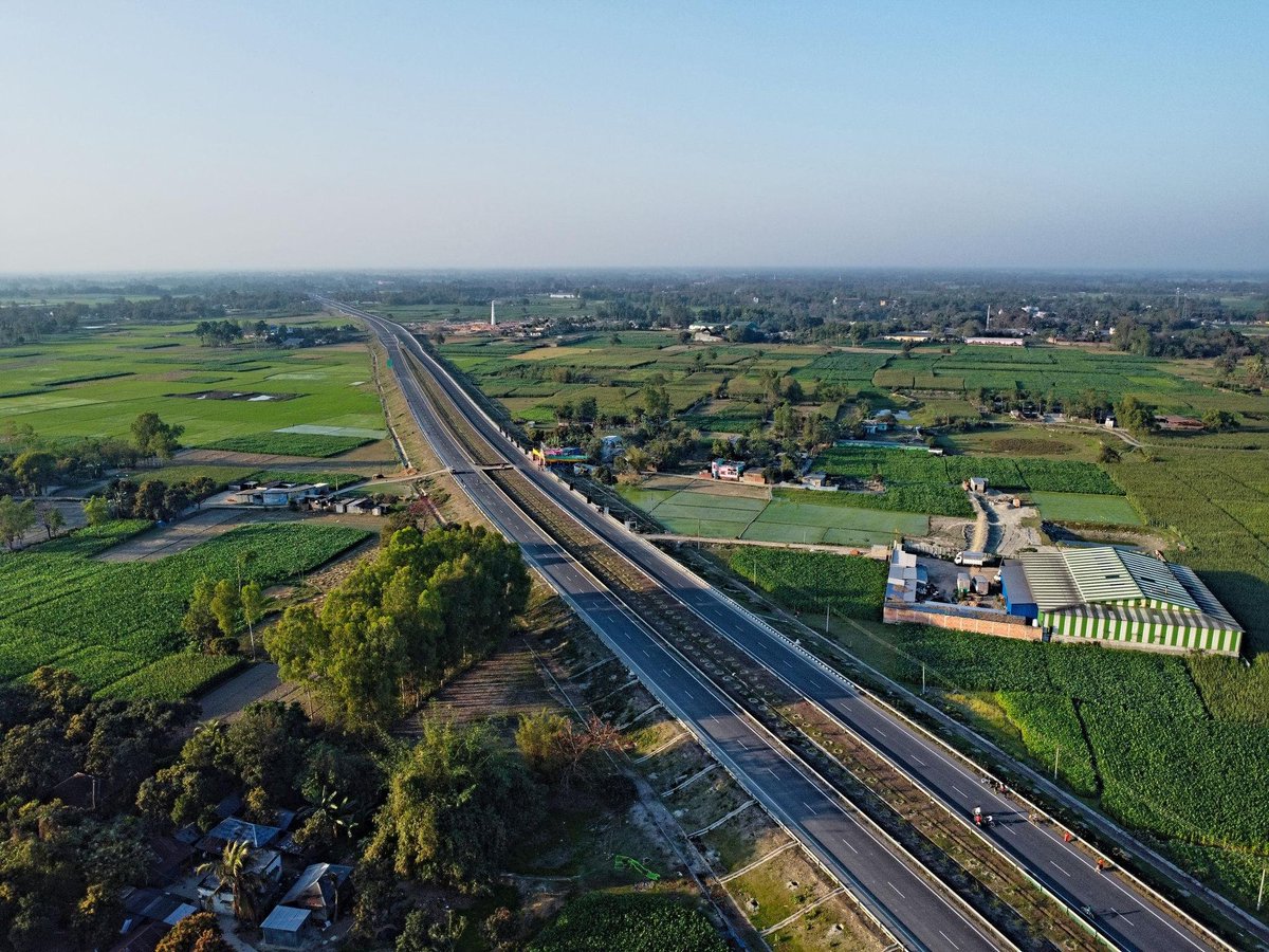 InfraAddaofWB's tweet photo. 🚨 𝗡𝗢𝗥𝗧𝗛 𝗕𝗘𝗡𝗚𝗔𝗟 𝗧𝗢 𝗚𝗘𝗧 𝟵𝟱 𝗞𝗠 𝗢𝗙 𝗡𝗘𝗪 𝗛𝗜𝗚𝗛𝗪𝗔𝗬 𝗖𝗢𝗡𝗡𝗘𝗖𝗧𝗜𝗩𝗜𝗧𝗬! 🛣️🔥

𝗡𝗛𝗔𝗜 has invited bids to prepare DPRs for three new highway projects: a 65-km 2/4-lane spur connecting Barsoi, Raiganj and Malda with the Moregram–Kishanganj High-Speed Corridor; a 25-km 4-lane greenfield Kishanganj Bypass; and a 5-km Purnea More Bypass connecting NH-12 (Dalkhola Bypass) with NH-27 towards Siliguri.

Together, the three projects cover 95 km of proposed highway connectivity across West Bengal and Bihar 
#NorthBengal #WestBengal #NHAI #Highways #Roads #Raiganj #Dalkhola #Malda #Kishanganj #Siliguri #Infrastructure #Connectivity