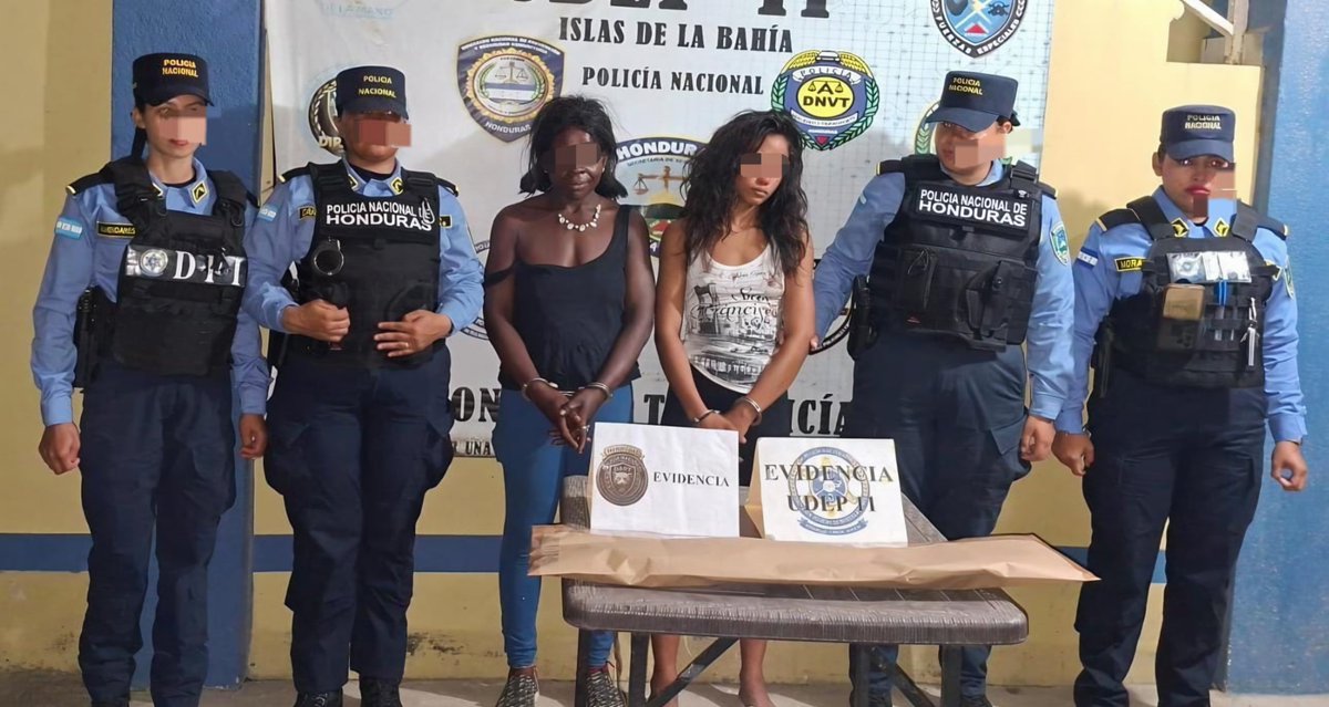 HNDaet's tweet photo. #DAET captura en flagrancia a dos mujeres por presunto homicidio en Roatán, Islas de la Bahía.

La operación conjunta en el barrio El Ticket permitió el decomiso del arma blanca utilizada en el hecho violento. https://t.co/eZ5zZFK0Xj