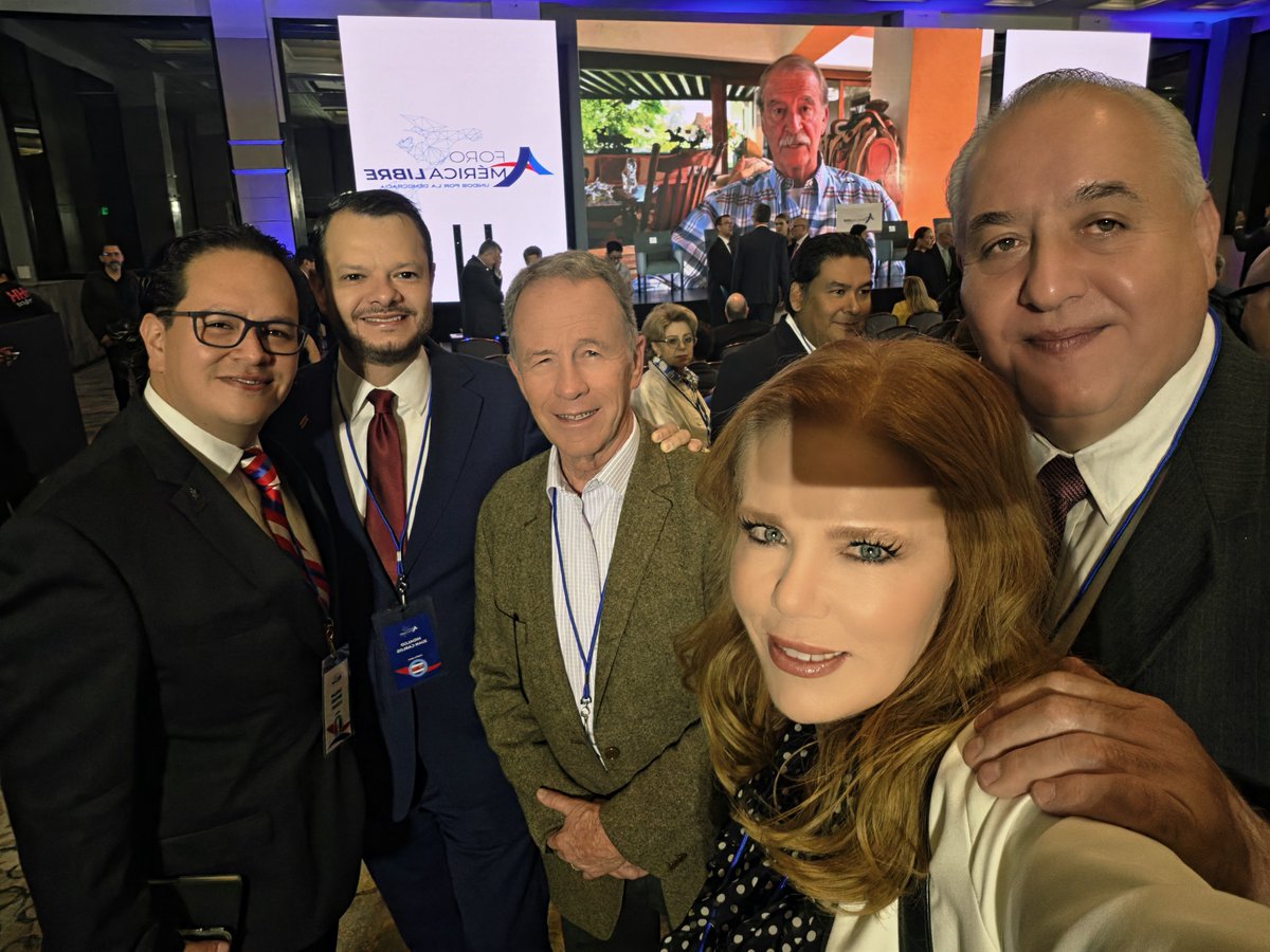 DeniseMeadeG's tweet photo. Foro América Libre: la libertad no se negocia

En un México donde el crimen organizado avanza y la democracia enfrenta horas decisivas, reunirse para defender la libertad no es un gesto simbólico: es una obligación ciudadana.

Felipe Calderón lo dijo sin rodeos: “El verdadero enemigo es el crimen organizado, no la oposición”. Andrés Pastrana recordó la experiencia colombiana frente a Pablo Escobar. Dos advertencias para quienes prefieren distraer, dividir o intimidar: el silencio nunca ha derrotado al crimen ni salvado una democracia.

México necesita ciudadanos de pie, instituciones firmes y Estado de derecho. Porque cuando la libertad se encoge, el poder y el miedo ocupan su lugar.

Quienes defendemos la libertad y la democracia desde hace años nos dimos cita aquí. No bajaremos la guardia frente a un régimen que consideramos criminal.

#ForoAmericaLibre