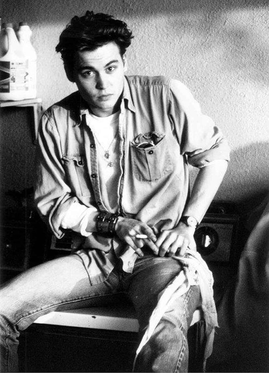 deppcrave's tweet photo. 90's Johnny Depp : https://t.co/805iQwJYbp