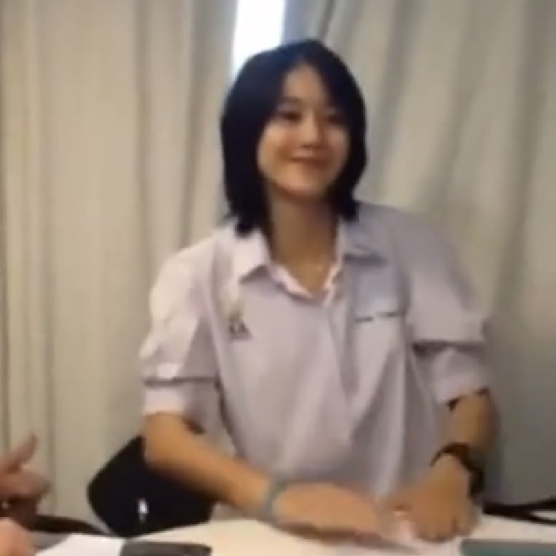 nerdnaree's tweet photo. ถ้าวันนี้ไม่เห็นค่า               กลับมาวันหน้าก็ได้นะ https://t.co/dtVOsZd2Jj