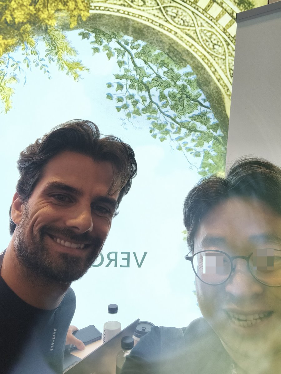 Rubin2626's tweet photo. 🟧KBW in Verona 부스 입니당 :)
@verona_dev @verona_korea 

▫️베로나는 이번 KBW행사에 브론즈 스폰서로 이름을 올렸네요.
▫️오늘 행사 이전에 벌써 두 번이나 한국에서 밋업을 가졌습니다.

▫️베로나 부스의 긴 줄은 베로나의 인기를 말 해 주는 듯 합니다.
낼까지 메인컨퍼런스 기간이니 관심 있는 분들은 들려 보세요.

🟡Verona, Go to the Moon ~