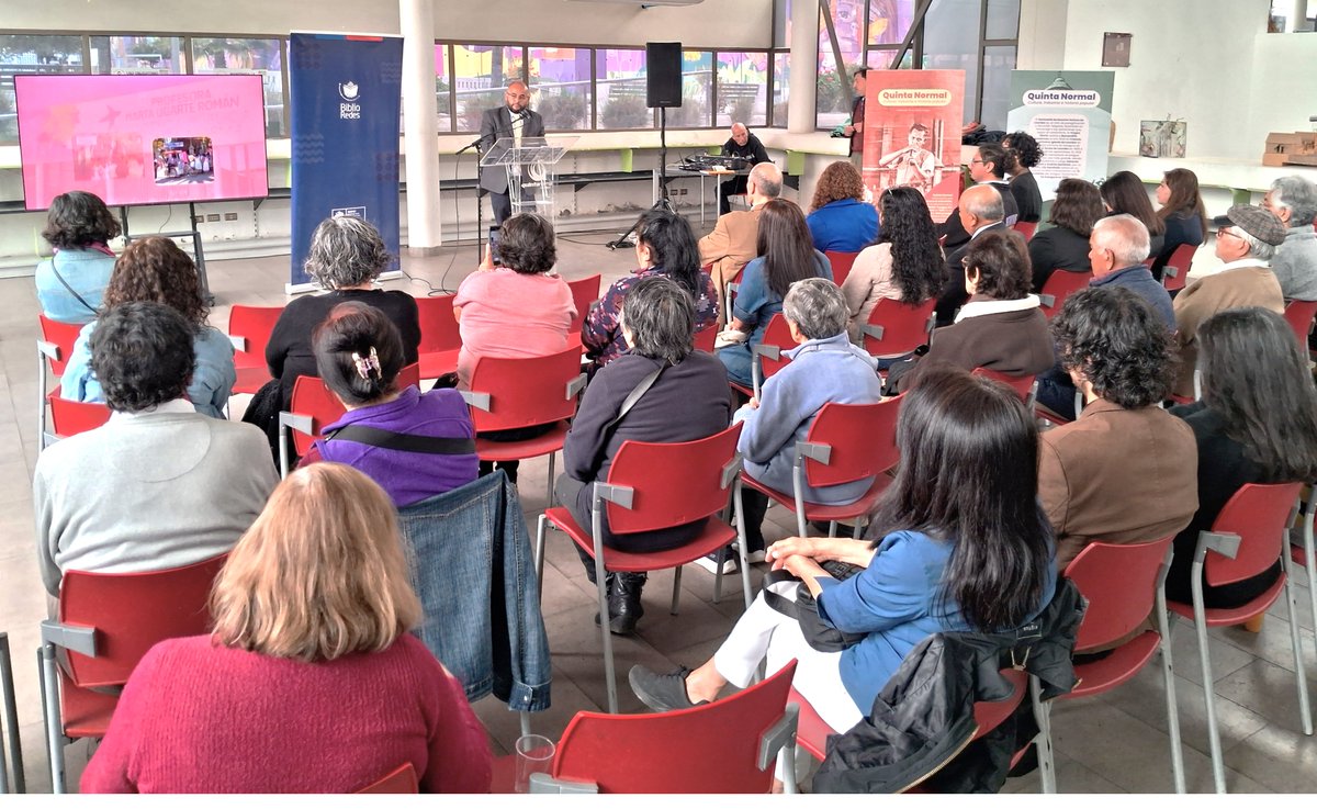 BiblioRedes's tweet photo. 🏛️ En la Biblioteca Marta Ugarte de Quinta Normal finalizó el ciclo de talleres de Patrimonio Digital Comunitario de la Red Digital de Espacios Patrimoniales y la Municipalidad. 🤝 Gabriel Díaz, director regional del Serpat, destacó el valor de la memoria y patrimonio local. https://t.co/WWiFfNaL5X