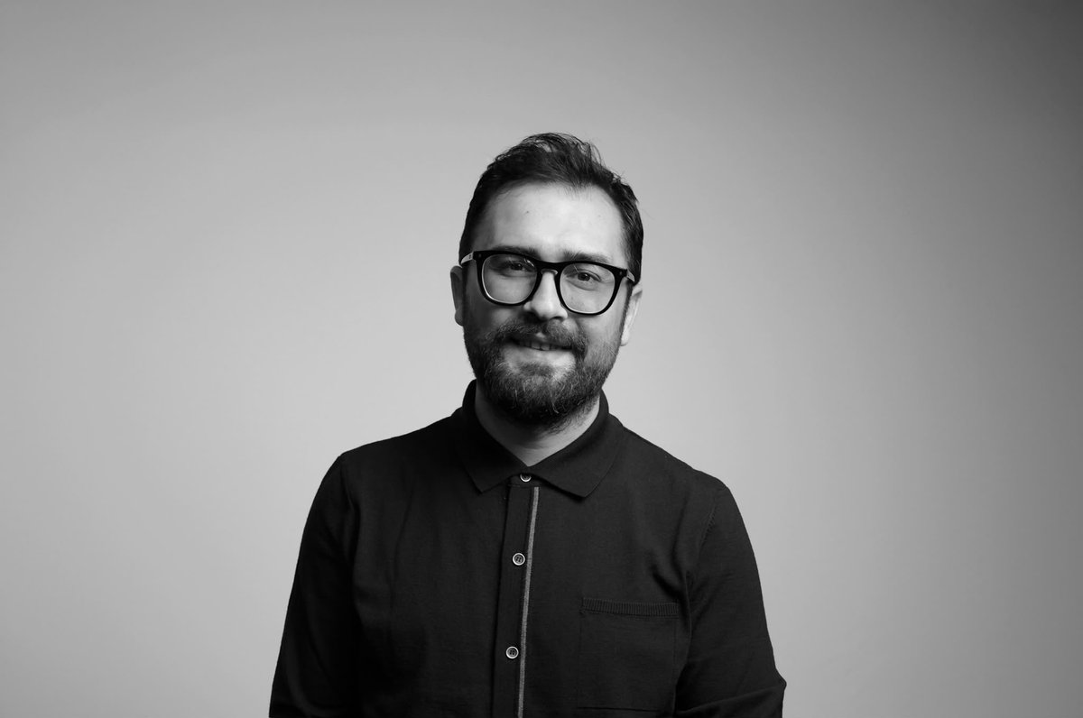 yenisafakwriter's tweet photo. Fatih Duman kendine özgü bir dil kurmuş, Türkiye’nin yurtdışında en çok okunan roman yazarlarından biri.

Türk dünyasında en çok okunan Türk yazarı.  Üniversitelerde yazı hayatı ve romancılığı üzerine çokça tezler yapılan bir yazar. 

Özbekistan’da, Kırgızistan’da kitaplarına ve konferanslarına yoğun ilgi var. 

Yarın bir dizi konferans vermek üzere Özbekistan’a gidecek.

Türkiye’nin kültür elçisi gibi koşturuyor.
Varol kardeşim.

Allah yolunu açık etsin.

@ufukulutas @TCKulturTurizm @FatihDuman_ @HuseyinLikoglu