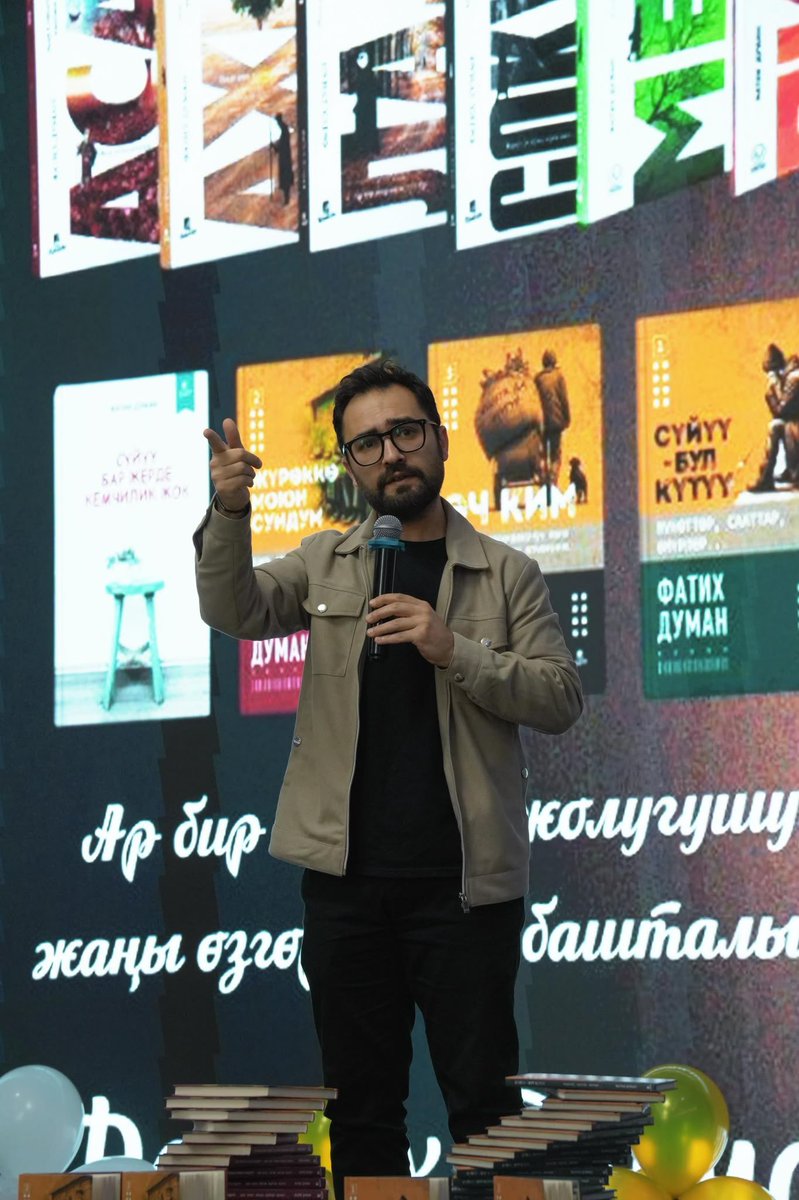 yenisafakwriter's tweet photo. Fatih Duman kendine özgü bir dil kurmuş, Türkiye’nin yurtdışında en çok okunan roman yazarlarından biri.

Türk dünyasında en çok okunan Türk yazarı.  Üniversitelerde yazı hayatı ve romancılığı üzerine çokça tezler yapılan bir yazar. 

Özbekistan’da, Kırgızistan’da kitaplarına ve konferanslarına yoğun ilgi var. 

Yarın bir dizi konferans vermek üzere Özbekistan’a gidecek.

Türkiye’nin kültür elçisi gibi koşturuyor.
Varol kardeşim.

Allah yolunu açık etsin.

@ufukulutas @TCKulturTurizm @FatihDuman_ @HuseyinLikoglu