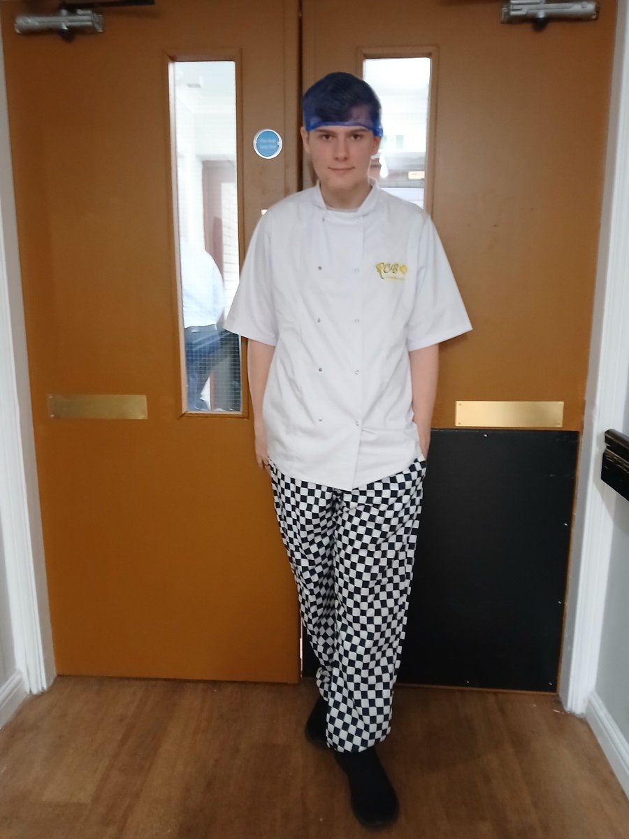 Forward2Employ's tweet photo. Our new cohort of Supported Interns are now in the stages of beginning their work placements!

New interns, Luca and Jayden, have started at RCB Priory Mews care home in Dartford. They are being trained on how to prepare and cook meals from scratch to accommodate 200 residents. https://t.co/kbkMGshKuS