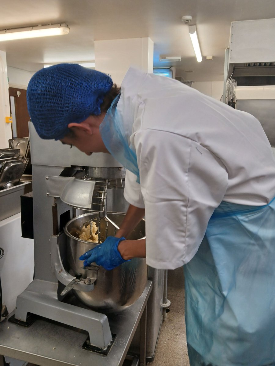 Forward2Employ's tweet photo. Our new cohort of Supported Interns are now in the stages of beginning their work placements!

New interns, Luca and Jayden, have started at RCB Priory Mews care home in Dartford. They are being trained on how to prepare and cook meals from scratch to accommodate 200 residents. https://t.co/kbkMGshKuS