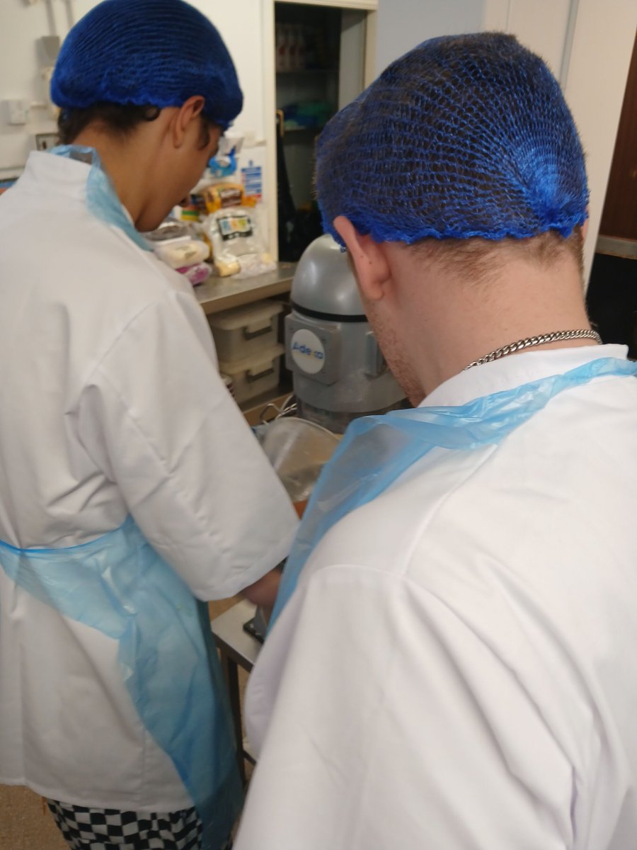 Forward2Employ's tweet photo. Our new cohort of Supported Interns are now in the stages of beginning their work placements!

New interns, Luca and Jayden, have started at RCB Priory Mews care home in Dartford. They are being trained on how to prepare and cook meals from scratch to accommodate 200 residents. https://t.co/kbkMGshKuS