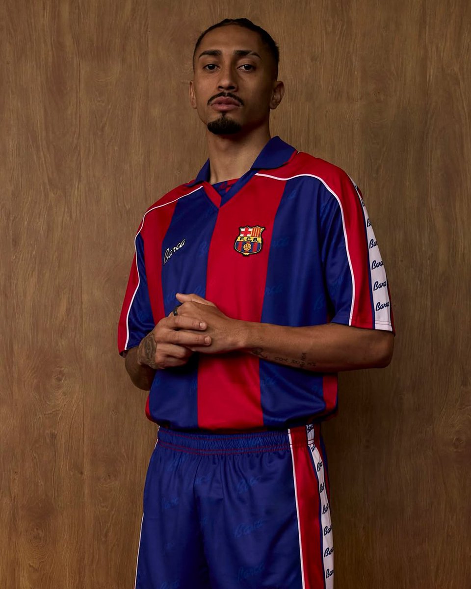 ESPNDeportes's tweet photo. Ojito a la colección retro que presentó el Barcelona. 🤩 https://t.co/CxukHxFiAM