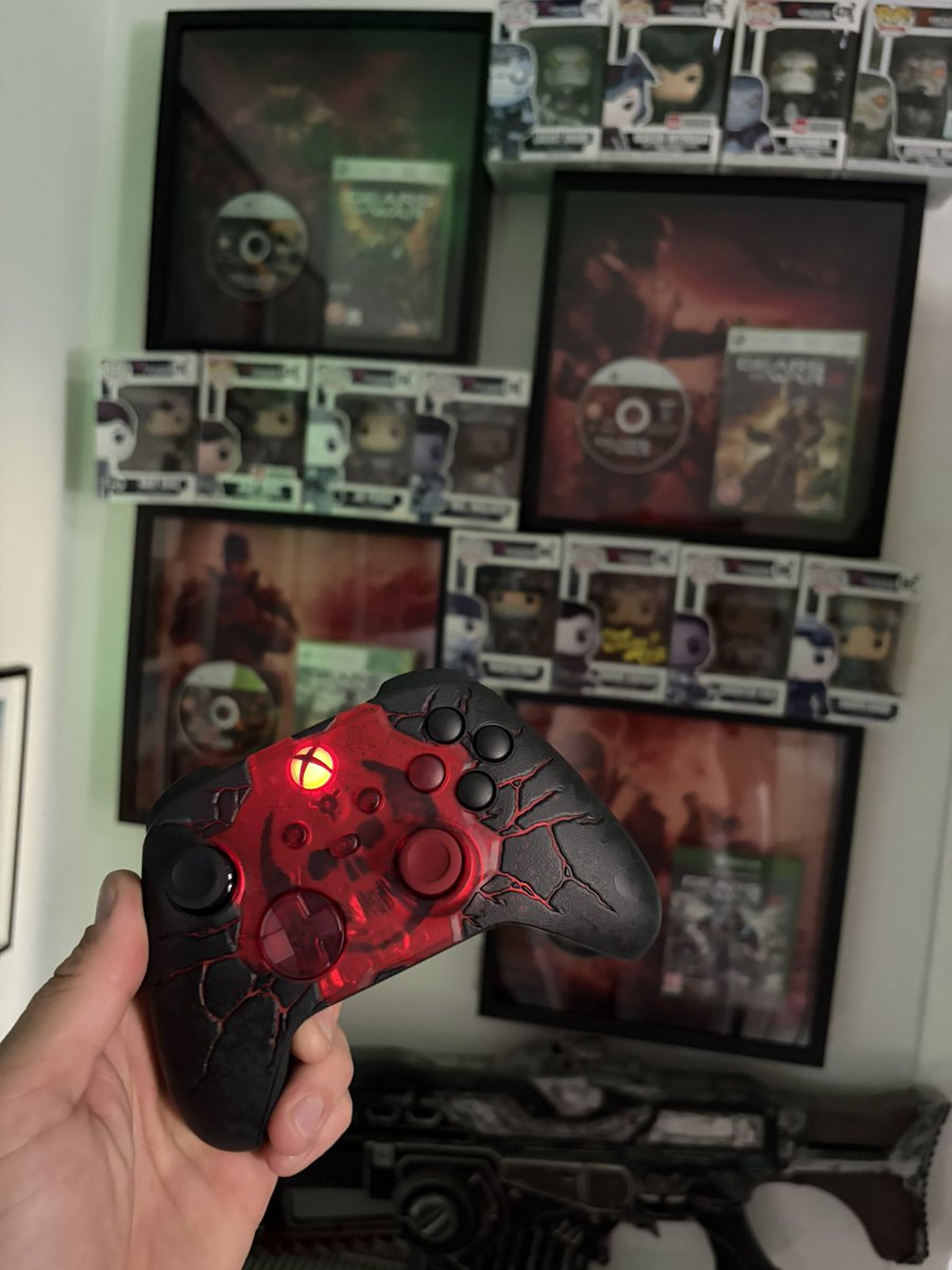 BERSERKER_THiiS's tweet photo. Oh. My. Word. Just got my Gears Of War: E-Day controller… 🔥⚙️😮‍💨 https://t.co/DCIe2Mphj1
