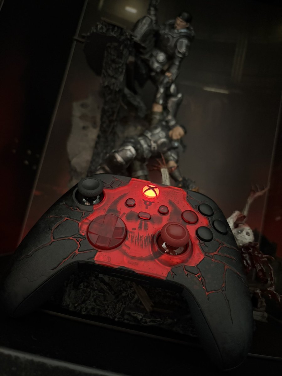 BERSERKER_THiiS's tweet photo. Oh. My. Word. Just got my Gears Of War: E-Day controller… 🔥⚙️😮‍💨 https://t.co/DCIe2Mphj1