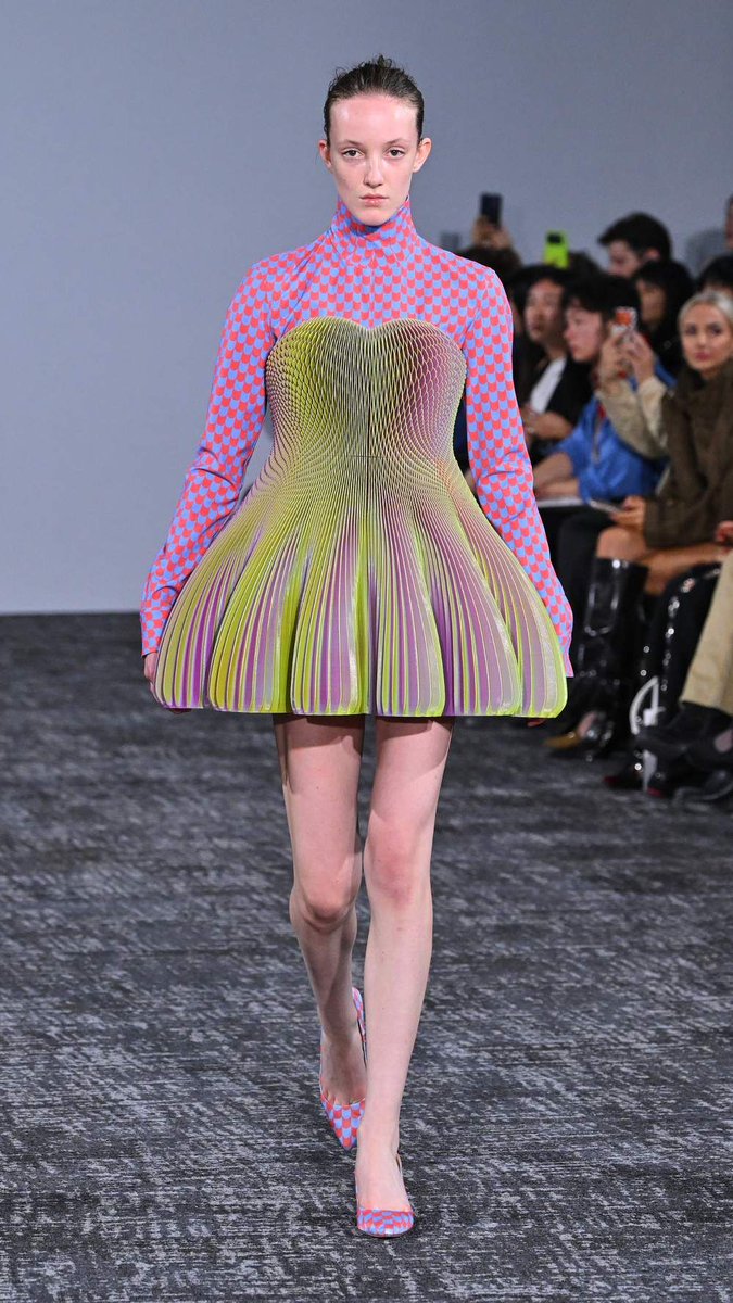 Neo2_Magazine's tweet photo. Anrealage, con su desfile de moda japonesa en París, coloca en el eje de la industria un nuevo concepto: la piel digital. Unido a siluetas con volúmenes, superposiciones o escamas. https://t.co/PCNm9FiisG https://t.co/dRLyBt0kbR