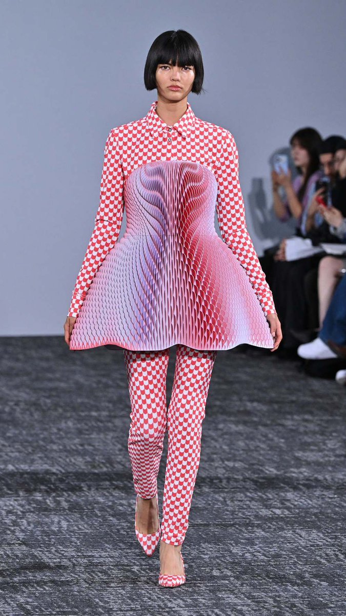 Neo2_Magazine's tweet photo. Anrealage, con su desfile de moda japonesa en París, coloca en el eje de la industria un nuevo concepto: la piel digital. Unido a siluetas con volúmenes, superposiciones o escamas. https://t.co/PCNm9FiisG https://t.co/dRLyBt0kbR