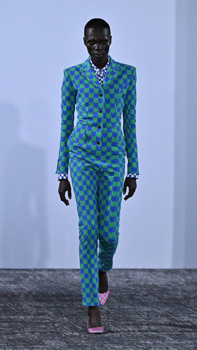 Neo2_Magazine's tweet photo. Anrealage, con su desfile de moda japonesa en París, coloca en el eje de la industria un nuevo concepto: la piel digital. Unido a siluetas con volúmenes, superposiciones o escamas. https://t.co/PCNm9FiisG https://t.co/dRLyBt0kbR