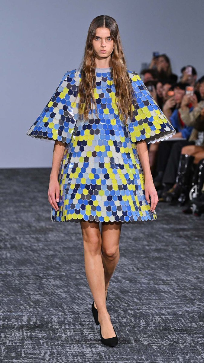 Neo2_Magazine's tweet photo. Anrealage, con su desfile de moda japonesa en París, coloca en el eje de la industria un nuevo concepto: la piel digital. Unido a siluetas con volúmenes, superposiciones o escamas. https://t.co/PCNm9FiisG https://t.co/dRLyBt0kbR