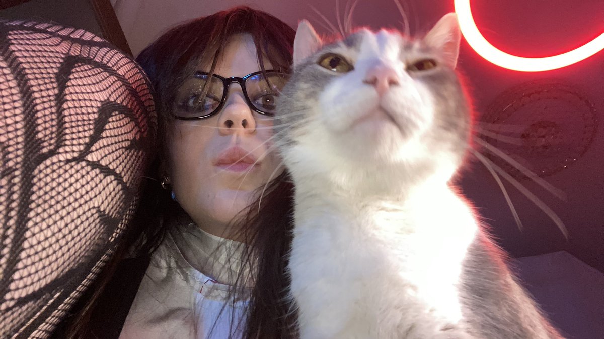 sundriagold's tweet photo. Сижу с котом за столом 🖤🤓 https://t.co/u45jqpRvRw