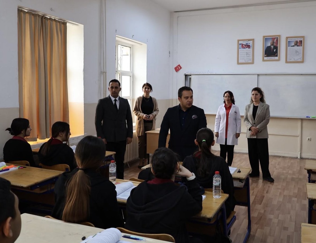 Kalecikilcemem's tweet photo. 📌 Kalecik Anadolu Lisesi’nde Buluşma

📌 Kaymakamımız Sayın Melih AYDOĞAN ve İlçe Millî Eğitim Müdürümüz Sayın Emrah GÜNDÜZ, Kalecik Anadolu Lisesinde öğretmen ve öğrencilerimizle buluştu.

@kalecikgovtr 
@tcmeb 
@MemAnkara 
@MltAnk0644 

#yeşerenzihinlergüçlüyarınlar #kalecik https://t.co/I7SeV3QNKu