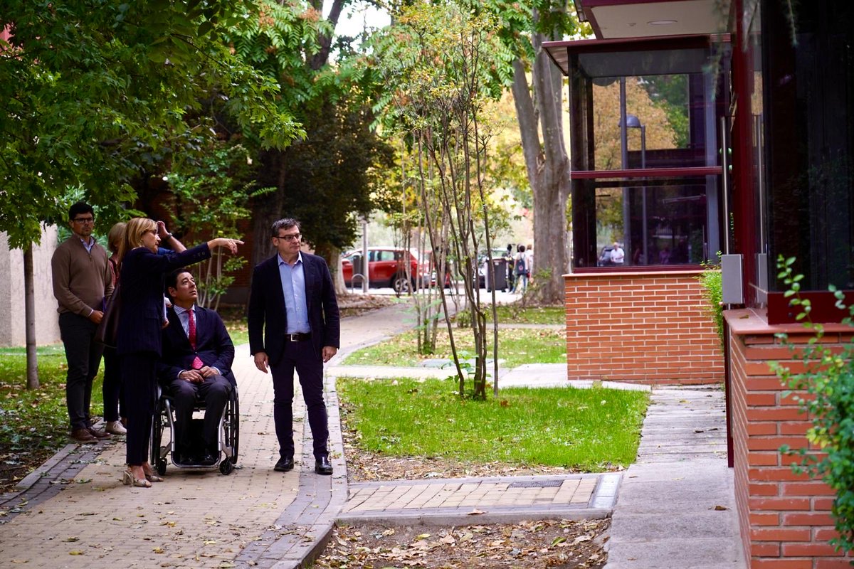 AlvaroGLopez's tweet photo. 🏢Madrid ya supera los 1.500 ascensores instalados con ayudas municipales. Son 1.553 que mejoran la accesibilidad de 110.000 madrileños
Hoy, en la Colonia del Manzanares, con @BorjaFanjul, seguimos transformando barrios para que nadie en @MADRID tenga una escalera como barrera ♿️ https://t.co/ApUlpvtqeo