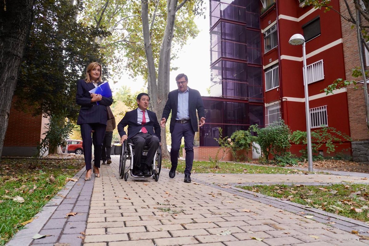 AlvaroGLopez's tweet photo. 🏢Madrid ya supera los 1.500 ascensores instalados con ayudas municipales. Son 1.553 que mejoran la accesibilidad de 110.000 madrileños
Hoy, en la Colonia del Manzanares, con @BorjaFanjul, seguimos transformando barrios para que nadie en @MADRID tenga una escalera como barrera ♿️ https://t.co/ApUlpvtqeo