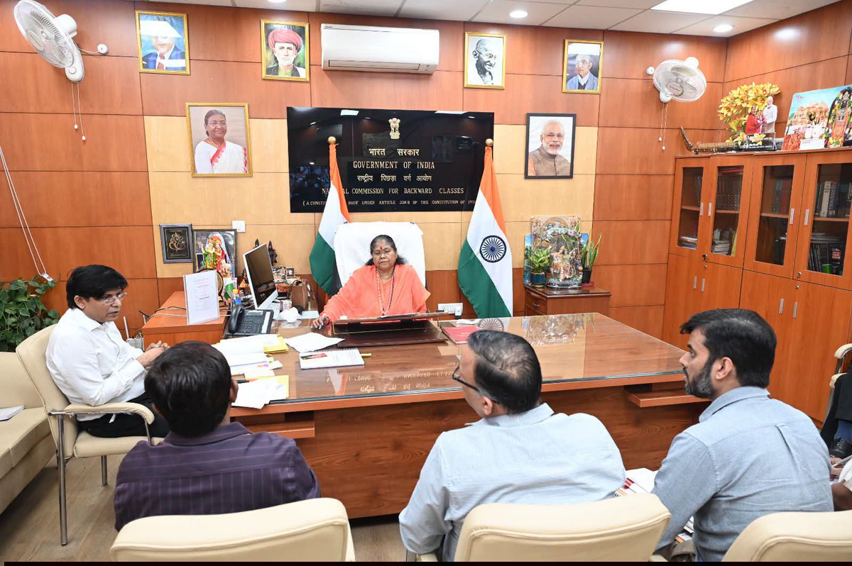 NCBC_INDIA's tweet photo. नई दिल्ली स्थित राष्ट्रीय पिछड़ा वर्ग आयोग कार्यालय में माननीय अध्यक्ष साध्वी निरंजन ज्योति जी ने केंद्रीय विद्यालय संगठन एवं नवोदय विद्यालय समिति के वरिष्ठ अधिकारियों के साथ OBC से संबंधित महत्वपूर्ण विषयों पर उच्चस्तरीय समीक्षा बैठक की।

बैठक में OBC-NCL प्रमाण-पत्रों के सत्यापन, OBC आरक्षण के प्रभावी अनुपालन, पिछड़े वर्गों के हितों के संरक्षण एवं लंबित शिकायतों के निस्तारण की समीक्षा की गई।

माननीय अध्यक्ष जी ने संबंधित अधिकारियों को OBC आरक्षण प्रावधानों का प्रभावी अनुपालन सुनिश्चित करने तथा प्रमाण-पत्र सत्यापन एवं लंबित शिकायतों का निर्धारित समय-सीमा में संवेदनशीलता के साथ निराकरण करने के निर्देश दिए।