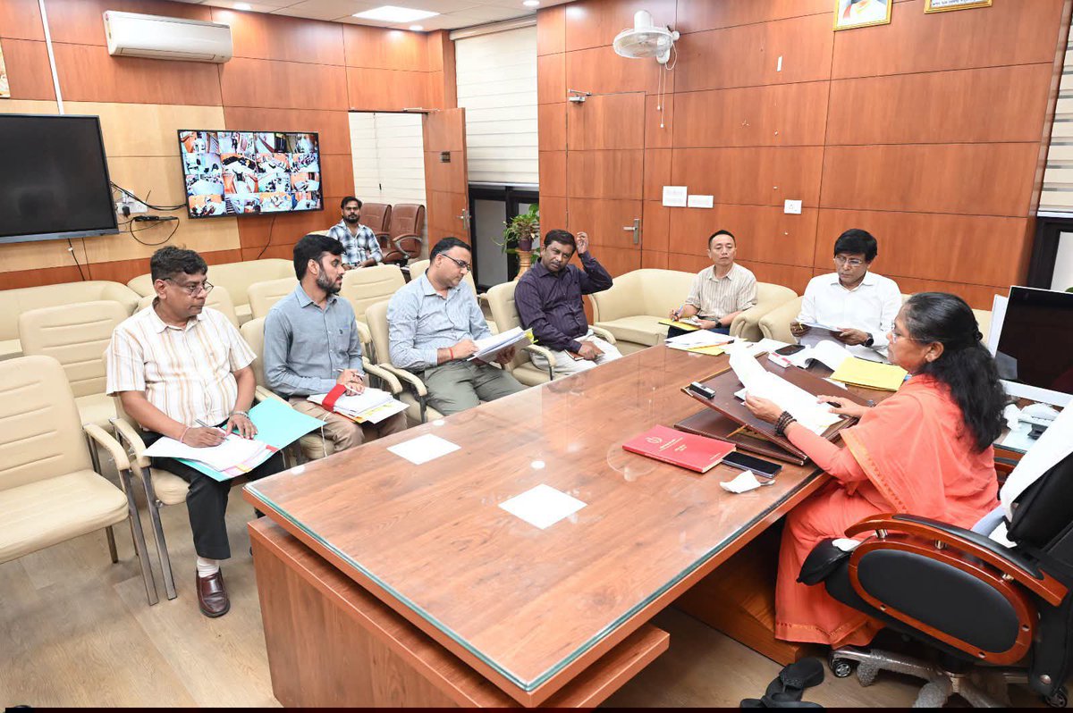 NCBC_INDIA's tweet photo. नई दिल्ली स्थित राष्ट्रीय पिछड़ा वर्ग आयोग कार्यालय में माननीय अध्यक्ष साध्वी निरंजन ज्योति जी ने केंद्रीय विद्यालय संगठन एवं नवोदय विद्यालय समिति के वरिष्ठ अधिकारियों के साथ OBC से संबंधित महत्वपूर्ण विषयों पर उच्चस्तरीय समीक्षा बैठक की।

बैठक में OBC-NCL प्रमाण-पत्रों के सत्यापन, OBC आरक्षण के प्रभावी अनुपालन, पिछड़े वर्गों के हितों के संरक्षण एवं लंबित शिकायतों के निस्तारण की समीक्षा की गई।

माननीय अध्यक्ष जी ने संबंधित अधिकारियों को OBC आरक्षण प्रावधानों का प्रभावी अनुपालन सुनिश्चित करने तथा प्रमाण-पत्र सत्यापन एवं लंबित शिकायतों का निर्धारित समय-सीमा में संवेदनशीलता के साथ निराकरण करने के निर्देश दिए।