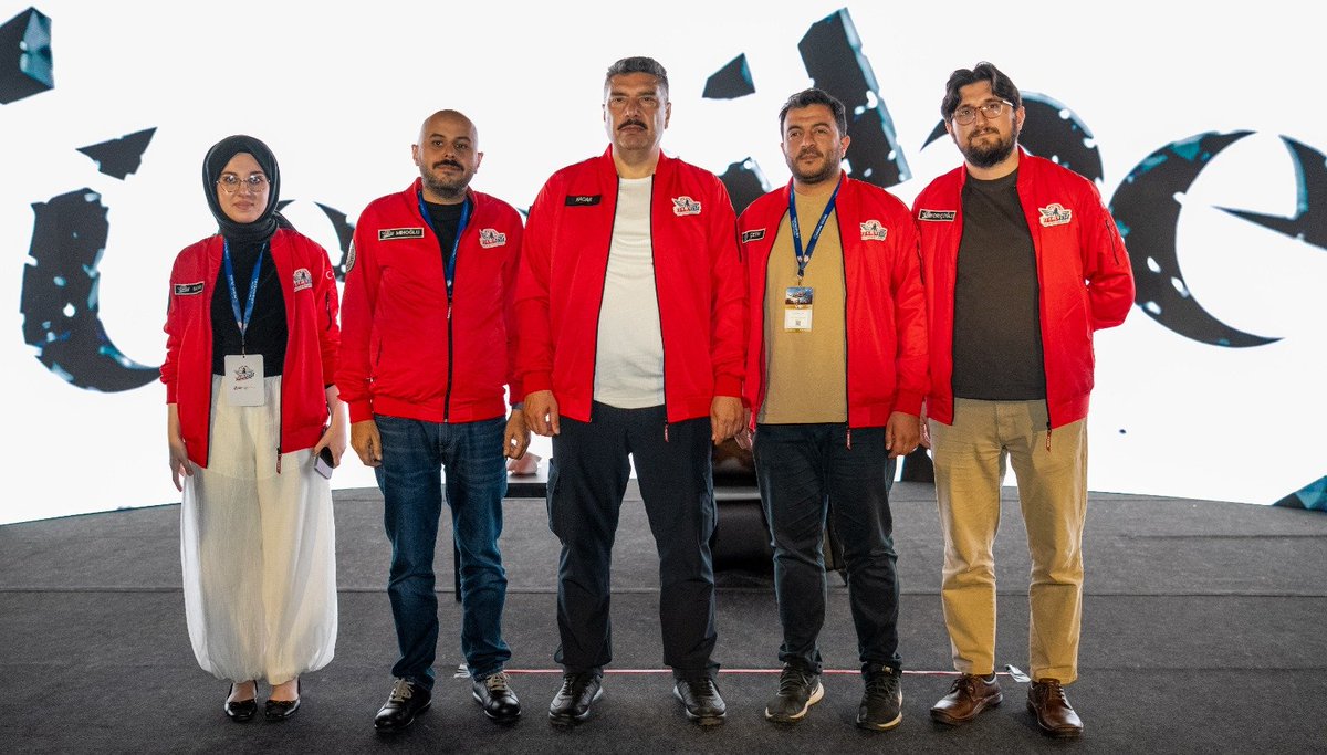 manacar1's tweet photo. TEKNOFEST Güneydoğu kapsamında Kültür Medeniyet Vakfı'nın (KÜME) düzenlediği KÜME Konuşmalarında gençlerle bir araya geldik.

"Simülasyonun Hikayesi: Gerçeği Taklit Ederek Gerçeğe Hazırlanmak" konulu programda, simülasyonun özellikle havacılık alanındaki önemini konuştuk.
#TeknofestGüneydoğu #HAVELSAN