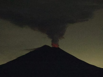 DespiertaPue's tweet photo. 🌋🚨 ¡El Popocatépetl vuelve a mostrar actividad!

El volcán registró material incandescente y emisiones de ceniza, mientras que el semáforo de alerta permanece en Amarillo Fase 2. 

https://t.co/6FdyHJSZPC

#Puebla #Popocatépetl #Ceniza #Volcán #DespiertaPuebla https://t.co/46BdTGE2Ug