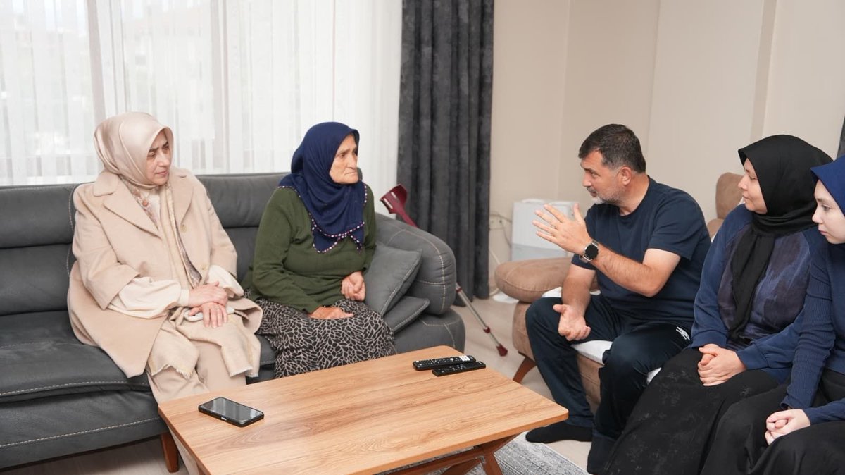 AvOzlemZengin's tweet photo. Düzce Milletvekilimiz Ercan Öztürk’e geçmiş olsun ziyaretinde bulunduk.
  
​Sağlık durumunun iyiye gittiğini görmekten büyük memnuniyet duyduk. 
Kendisine Rabbimizden acil şifalar diliyor, tez vakitte eski sağlığına kavuşmasını temenni ediyorum.

@ozturkercn https://t.co/BHhpE8K9zQ