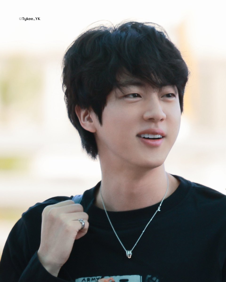 tykee_yk's tweet photo. Seokjin 20260930✈️
cute babe🫂

#Jin #kimseokjin #진 #김석진 
#BTS #방탄소년단 https://t.co/Gvo82uEKro