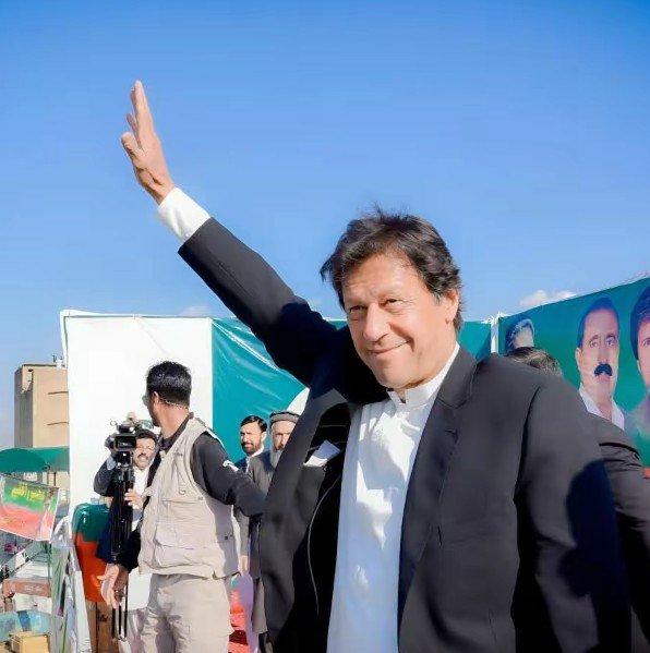 Monashezadi's tweet photo. 04 اکتوبر عوام کو ان قوتوں کے خلاف آئینی اور پُرامن آواز بننا ہوگا جنہیں عمران خان نے اپنے خطاب میں فرعون سے تشبیہ دی، کیونکہ انہوں نے کہا:
   ’’یہ لوگ فرعون بنے بیٹھے ہیں۔‘‘
   #اکتوبر4_آغاز_مزاحمت https://t.co/OPovBvGQay