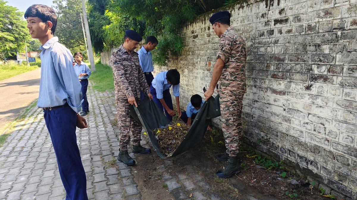 51Crpf's tweet photo. On 30.09.2026, 24 personnel of 51 Bn @crpfindia @IgNws joined 60 students &amp; teachers at GMHS Sec-31, Chd for a massive cleanliness drive!
@HMOIndia @PIBHomeAffairs @PMOIndia @SwachhBharatGov @SwachhBharat @MoHUA_India @MoJSDDWS
#SHS2026 #SwachhataHiSeva2026 #Swachhotsav https://t.co/JsYE5Vm2Ru