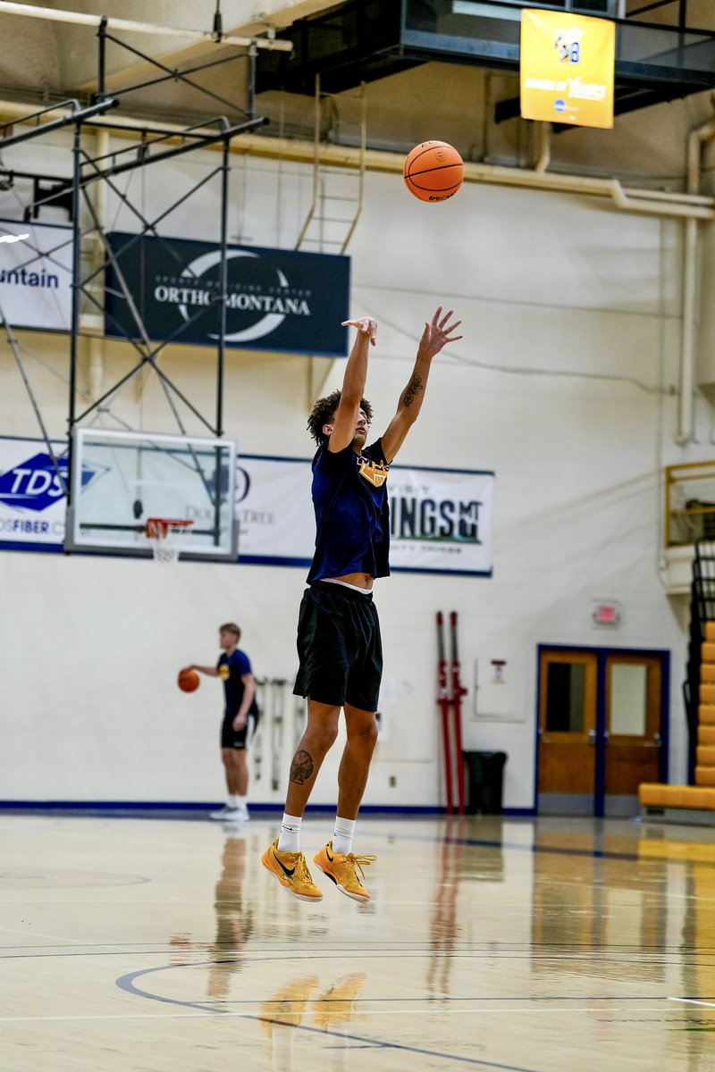 MSUBMBB's tweet photo. 𝓕𝓲𝓻𝓼𝓽 𝓛𝓸𝓸𝓴👀

First look of the Skyview grad back in Billings✌️

#MSUBSPORTS | #MSUBMBB | #DRC https://t.co/kEx2egon0L
