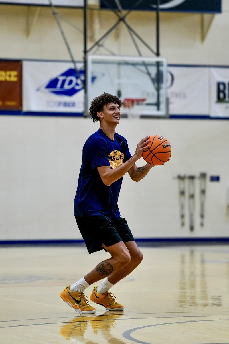 MSUBMBB's tweet photo. 𝓕𝓲𝓻𝓼𝓽 𝓛𝓸𝓸𝓴👀

First look of the Skyview grad back in Billings✌️

#MSUBSPORTS | #MSUBMBB | #DRC https://t.co/kEx2egon0L